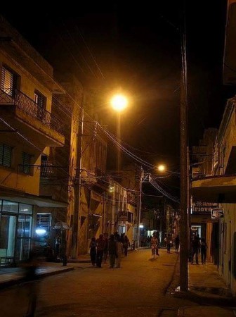 15. Imagen nocturna de la Calle República